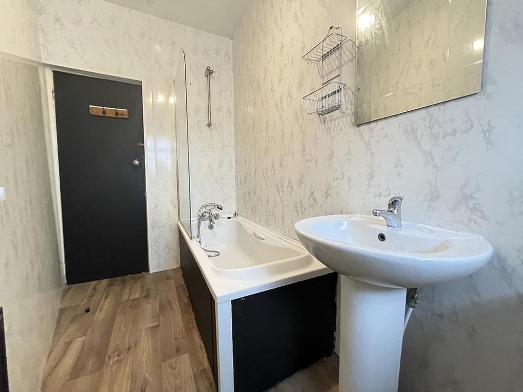 3 bedroom end terrace house For Sale in Barnoldswick - Bathroom